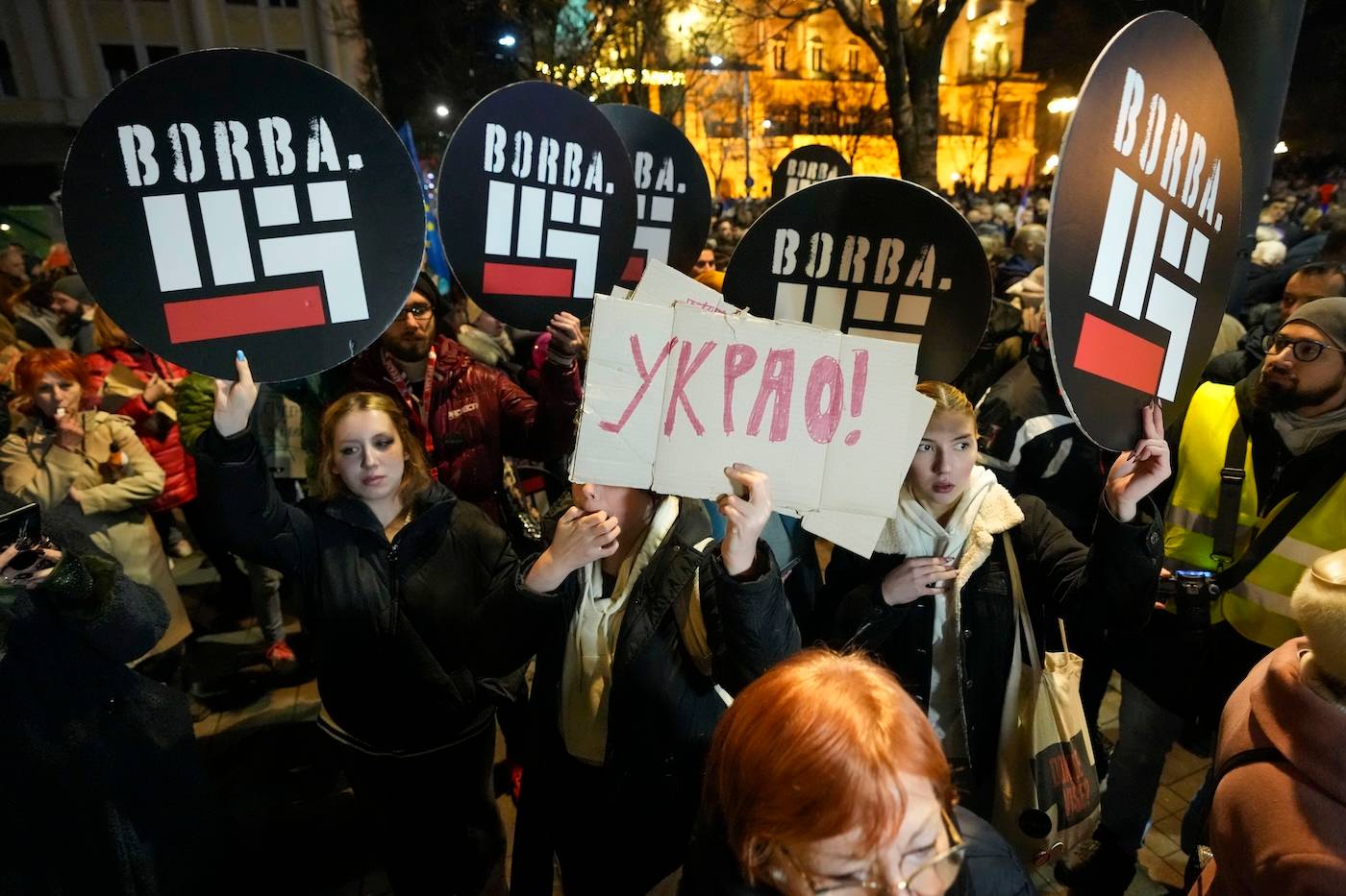 Протестиращи в Сърбия
